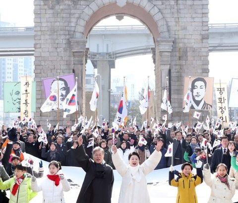 【歴史を忘れた韓国】反中の象徴・独立門の前で反日万歳を叫んだ文大統領