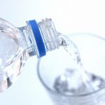 水を１日２リットル飲むと体に良い？　腸内環境の改善には「少しずつゆっくり飲む」