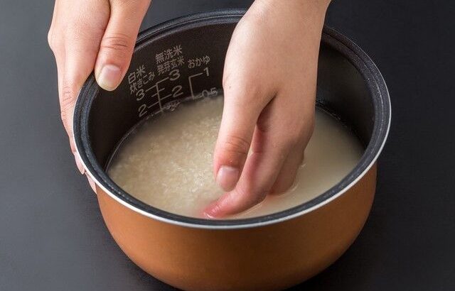 炊飯器の内釜で米を洗うのは変ですか？