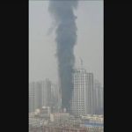 【中国】河北省 高層ビルで火災　111mの最上階まで燃え広がる
