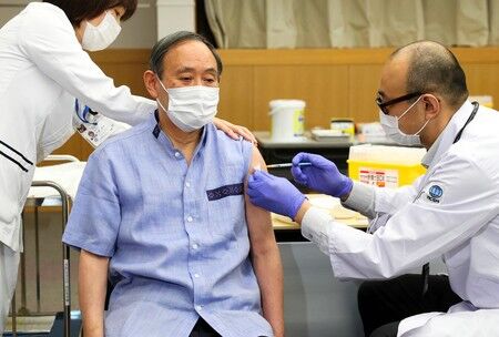 菅首相　１回目のワクチン接種を受ける