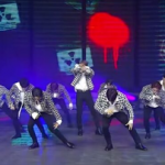 韓国発の日本人アイドルグループ、歌唱中に後ろのスクリーンになぜか“放射能標識”乱発　ネット「相変わらず嫌がらせばかり