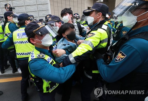 【韓国】 釜山の青年団体、日本領事館前でデモ二日目～「我々の意見を日本に伝えないなら領事館はいらない。閉鎖せよ」