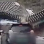 【映像】韓国で70代女性の運転する車が公園の門に突入　門の崩れ方がかなり豪快