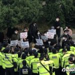 【韓国】福島汚染水放流に反対する釜山市民「日本領事館なんか閉鎖せよ」　日本領事館の前で警察と対峙