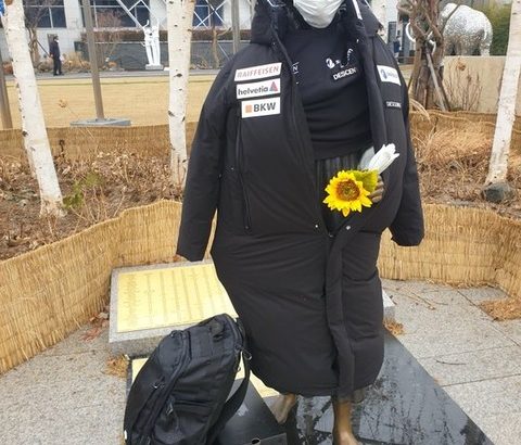 【バ韓国】 少女像に日本製ダウンコート着せた男性逮捕「日本を侮辱したかった」～警察「慰安婦被害者に処罰の意向聞く」