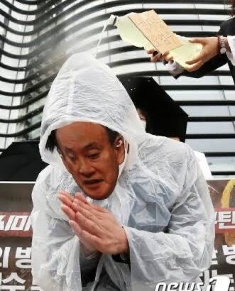 【パヨク≒朝鮮人】韓国の大学生、日本大使館前で菅首相見立てた人物に「汚染水」かけるパフォーマンス