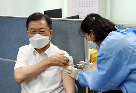 【韓国】「文在寅が接種のワクチンは何社製か」韓国民が大統領に疑心暗鬼