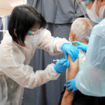【朝日新聞】ワクチン接種、単発OK・日給10万円　医師求人外注も
