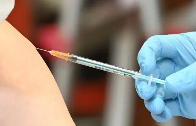【二重接種】80代女性に1日2回ワクチン投与　健康被害はまだ確認されず