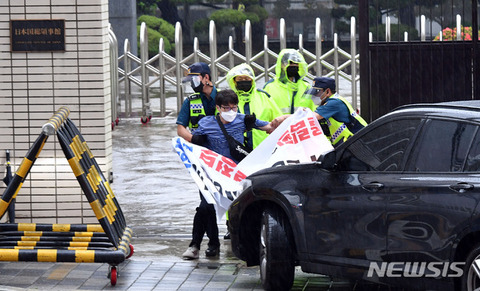 【バ韓国】大学生が釜山日本総領事館で“奇襲デモ”、職員の出勤を阻止し「竹島は韓国領！」