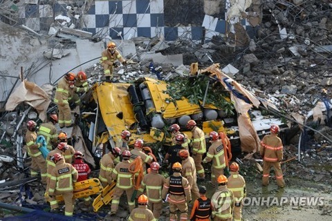 【韓国・光州】解体中の建物倒壊でバス下敷き　９人の死亡確認