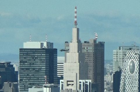 【動画】在日米軍ヘリ、新宿の高層ビル群を超低空飛行　新宿駅真上やビルの間すり抜け常態化　日本のヘリだと航空法違反