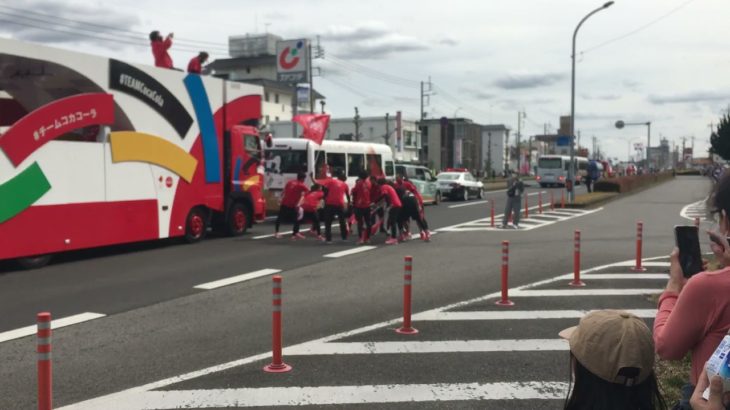 【コカ・コーラ】東京五輪スポンサー？特別にパトカーに乗せ写真　記者が目撃
