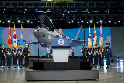【プラモ】韓国型戦闘機ＫＦ－２１のミステリー…文大統領が見た後再び分解