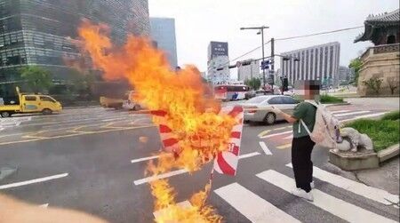 【韓国は独立門の意味知ってる？】旭日旗を燃やす、抗議で頭を丸刈りにする…、過激な反日パフォーマンスの「韓国大学生進歩連合」とは？