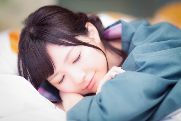 【朗報】『左向き』で寝ることが健康的な8つの理由がコチラ