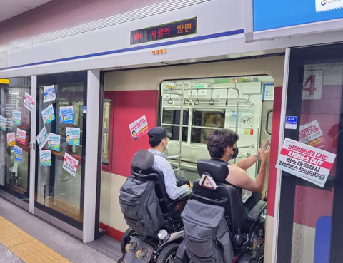 【韓国】｢障がい者の移動権を保障せよ｣デモによりソウル地下鉄とバスが一時不通 ドアが閉まらないように車いすで塞ぐ