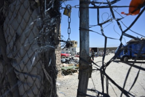 撤退する米軍と後に残る廃品の山　アフガニスタン
