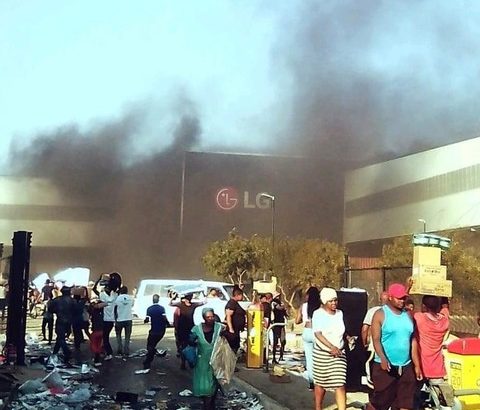 【韓国企業】南アフリカのLG電子工場で放火・略奪