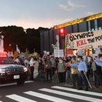 【パヨク騒ぐ】東京五輪開会式が異様ムード　静寂をかき消す反対派の怒号「中止しろ！」「君が代」を歌っている間もデモ隊はお構いナシ