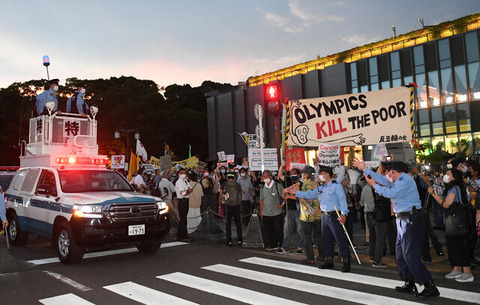 【パヨク騒ぐ】東京五輪開会式が異様ムード　静寂をかき消す反対派の怒号「中止しろ！」「君が代」を歌っている間もデモ隊はお構いナシ