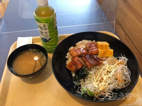 五輪プレスセンターのうな丼を韓国人記者が酷評 　「これが日本のお・も・て・な・し？」