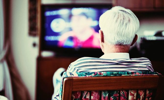 「毎日テレビを見るの老人ばかり」キー局が冷や汗をかく”テレビ離れ”の最新データ