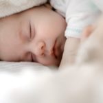 「寝ながら授乳」は危険！！！！　窒息死する赤ちゃん相次ぐ