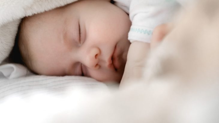 「寝ながら授乳」は危険！！！！　窒息死する赤ちゃん相次ぐ