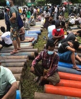 【ミャンマー】コロナ急拡大、医療崩壊・・・酸素を入手するため列をつくる市民