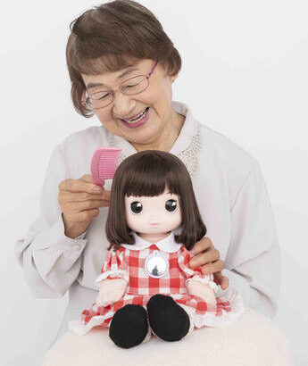 おばあちゃん大好き！　タカラトミーからAIを活用した「高齢者向け」会話人形が発売される