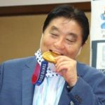 メダルをかじった河村市長　「トヨタ」に怒られる