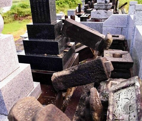 秋田県で大量の墓石や地蔵の頭部が破壊される。また韓国人の仕業か？