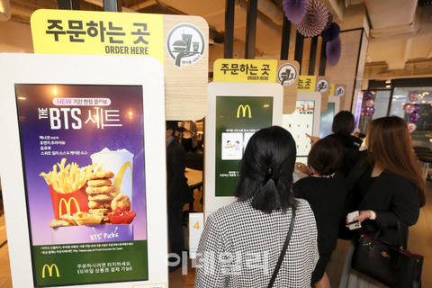 【残飯使いまわし文化】韓国マクドナルド、賞味期限が切れた廃棄対象の食材に｢ステッカーを貼り変えての使用｣が発覚で謝罪
