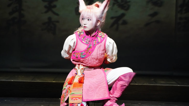 吉岡里帆、ピンクのキュートな狐姿で「コンっ!」