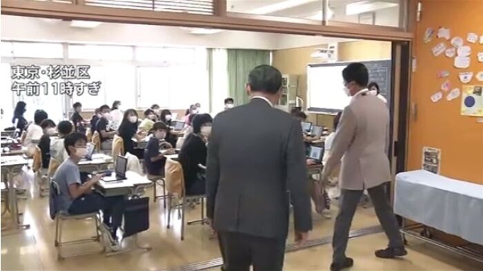 菅首相が小学校に現れる　「えー！」と驚く児童も　