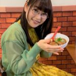 桜井日奈子、台湾料理を手にニッコリ！