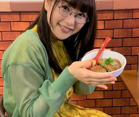 桜井日奈子、台湾料理を手にニッコリ！