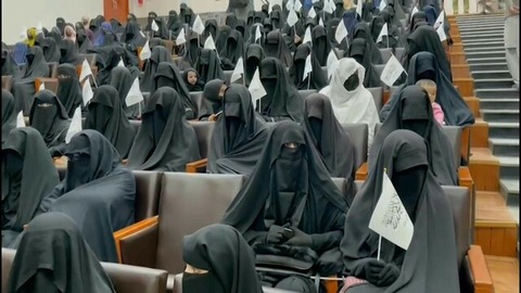 【アフガニスタン】アフガン女性ら300人、タリバン支持のデモ開催 戦闘員が護衛