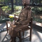 【宗教】 韓国の慰安婦像の頭をたたいた外国人男性、「意味を知らなかった」と謝罪も韓国ネットの怒りは収まらず