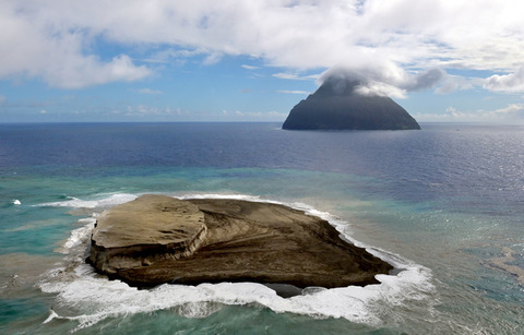 【火山】海底火山の島、消えちゃいそう　福徳岡ノ場、火砕流の痕を空撮で確認