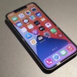 【なぜ❓】賢い投資家は「iPhoneを使わない」その理由は？