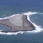 【火山】小笠原付近の「新島」が半分程度に縮小、海底では活発な火山活動続く