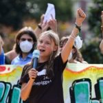 【環境芸人】グレタさん、ノーマスクで気候変動対策訴え ミラノでデモ行進