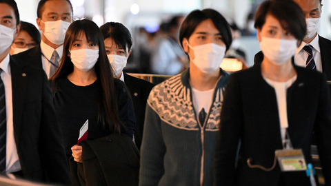 【朝日新聞】小室眞子さんと圭さん夫妻が飛行機搭乗　米NYで新生活