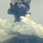 【噴火】鹿児島県 トカラ列島 諏訪之瀬島で噴火　噴煙の高さ1200メートル、大きな噴石 200メートル飛ぶ