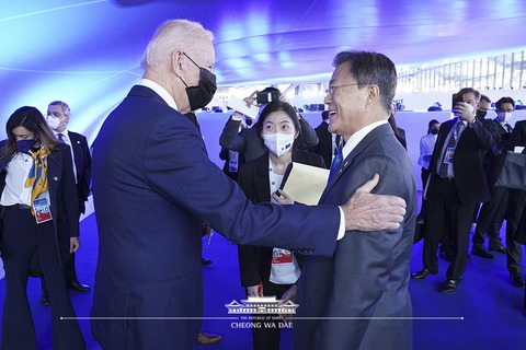 【遭遇】韓国文大統領がバイデン大統領と「遭遇」。会合ではなく「立ち話」