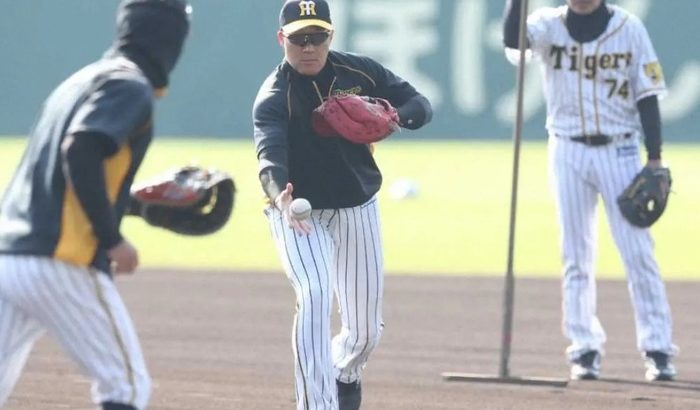 阪神・大山が一塁で早出特守　秋季練習では三塁や左翼を精力的にこなす