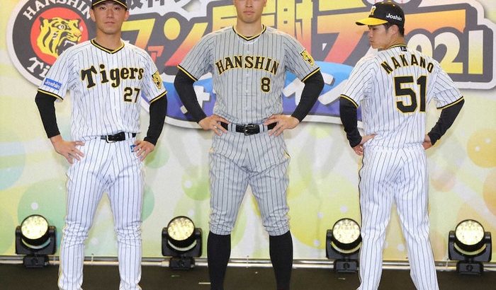 阪神　新ユニホームは“パドレス風”球団初のグレーストライプ採用　佐藤輝明が着用してお披露目